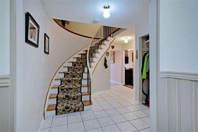 156 Snowshoe Cres, House attached with 4 bedrooms, 2 bathrooms and 2 parking in Markham ON | Image 3