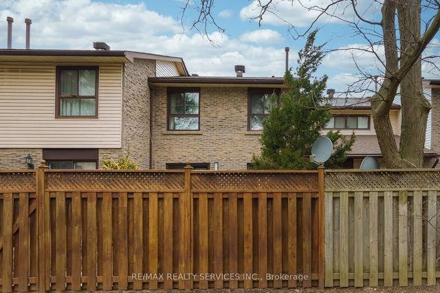 14 Collins Cres, Townhouse with 3 bedrooms, 2 bathrooms and 2 parking in Brampton ON | Image 22