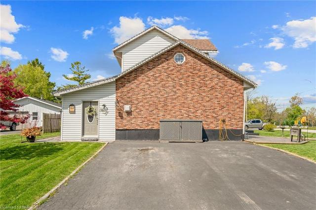 1559 Falls Street, House detached with 4 bedrooms, 1 bathrooms and null parking in Thorold ON | Image 6