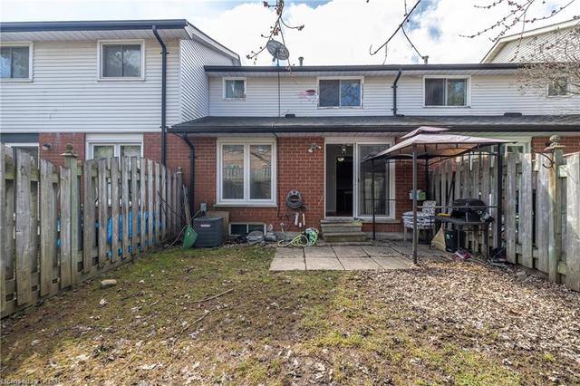 9 Grandridge Crescent, House attached with 3 bedrooms, 1 bathrooms and 3 parking in Guelph ON | Image 17
