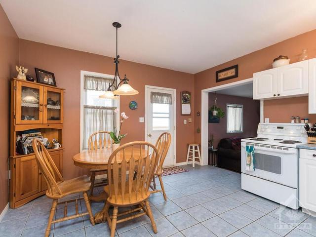 27 Kent Street, House detached with 3 bedrooms, 2 bathrooms and 4 parking in Smiths Falls ON | Image 13