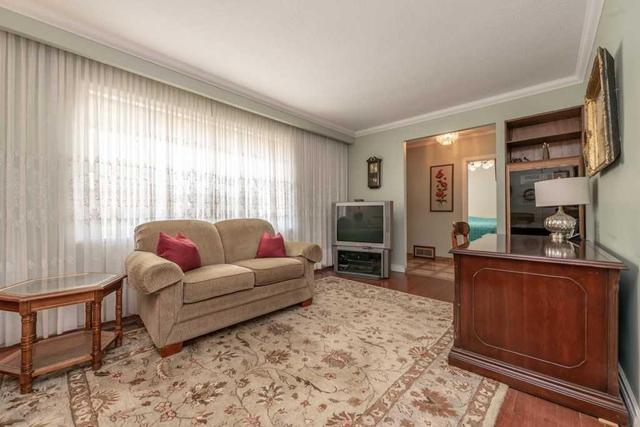 18 Statler Ave, House detached with 2 bedrooms, 2 bathrooms and 6 parking in Toronto ON | Image 2
