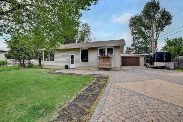 10117 113 Avenue, House detached with 4 bedrooms, 2 bathrooms and 12 parking in Grande Prairie AB | Image 2