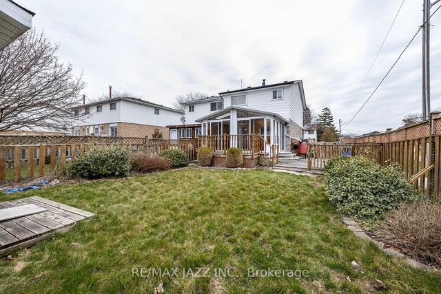 982 Renfrew Crt, House semidetached with 3 bedrooms, 2 bathrooms and 3 parking in Oshawa ON | Image 33
