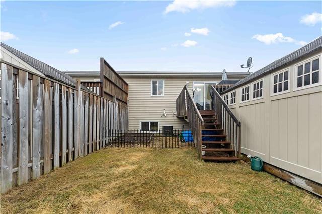 28 Renfrew Street, Townhouse with 2 bedrooms, 2 bathrooms and 4 parking in Petawawa ON | Image 3