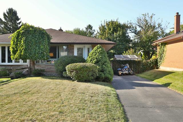 1371 Langdale Cres, House semidetached with 3 bedrooms, 2 bathrooms and 3 parking in Oakville ON | Image 1
