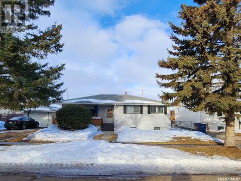 77 Second Street Ne, House detached with 5 bedrooms, 2 bathrooms and null parking in Wadena SK | Card Image