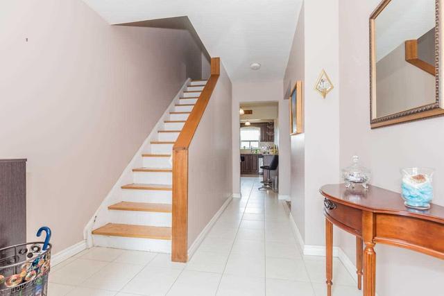 263 Fleetwood Cres, Townhouse with 4 bedrooms, 2 bathrooms and 1 parking in Brampton ON | Image 4