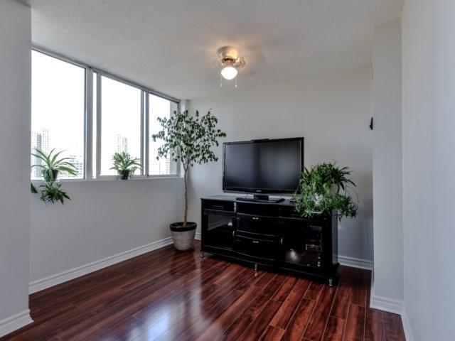 1201 - 3590 Kaneff Cres, Condo with 2 bedrooms, 2 bathrooms and 2 parking in Mississauga ON | Image 4