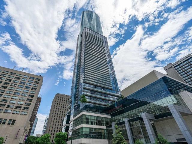 824 - 386 Yonge St, Condo with 2 bedrooms, 2 bathrooms and 0 parking in Toronto ON | Image 1
