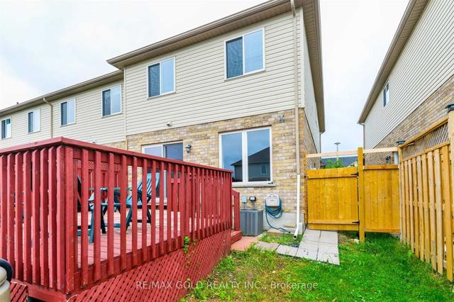 38 Clough Cres, House attached with 3 bedrooms, 4 bathrooms and 3 parking in Guelph ON | Image 2