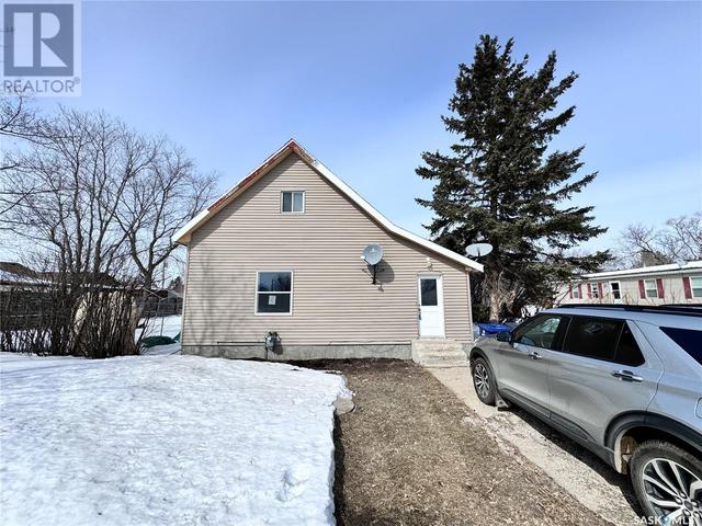 605 2nd Avenue, House detached with 2 bedrooms, 2 bathrooms and null parking in Kinley SK | Image 1