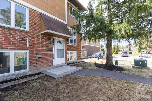 122 Salter Crescent, Townhouse with 3 bedrooms, 2 bathrooms and 1 parking in Ottawa ON | Image 1