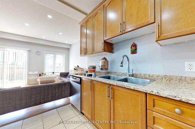 21 Hatton Crt, House attached with 3 bedrooms, 4 bathrooms and 2 parking in Brampton ON | Image 2