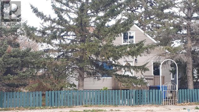 208 Railway Avenue, House detached with 3 bedrooms, 2 bathrooms and null parking in Stoughton SK | Image 1