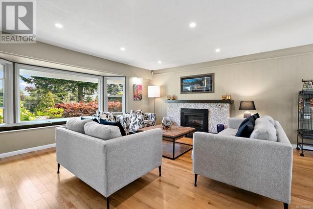 1875 Grandview Dr, House detached with 4 bedrooms, 3 bathrooms and 4 parking in Saanich BC | Image 1
