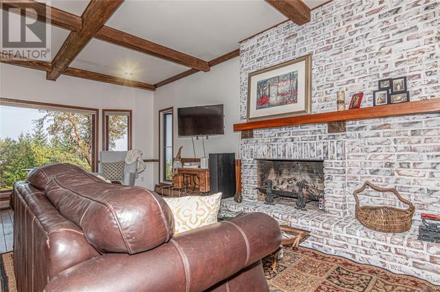 living room showing propane log insert | Image 18