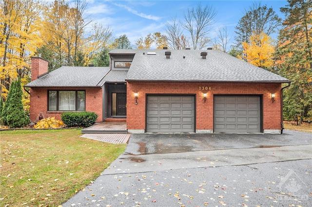 1304 Squire Drive, House detached with 3 bedrooms, 3 bathrooms and 8 parking in Ottawa ON | Image 1