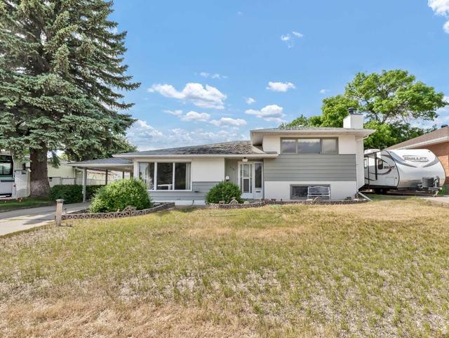 518 6 Street Ne, House detached with 3 bedrooms, 1 bathrooms and 3 parking in Medicine Hat AB | Image 2