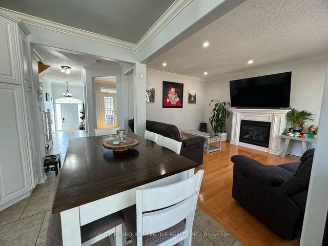 33 Cumming Dr, House detached with 4 bedrooms, 4 bathrooms and 6 parking in Barrie ON | Image 2
