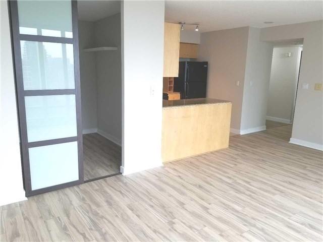 1803 - 381 Front St W, Condo with 3 bedrooms, 2 bathrooms and 1 parking in Toronto ON | Image 2