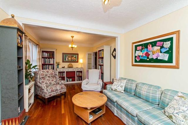 484 Cumberland Ave, House detached with 2 bedrooms, 2 bathrooms and 4 parking in Burlington ON | Image 3