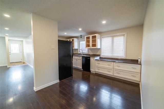 52 Geddes Cres, House detached with 2 bedrooms, 2 bathrooms and 3 parking in Barrie ON | Image 3