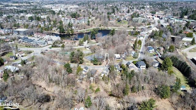 Sports courts, Muskoka River and more! | Image 1