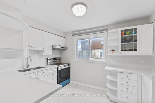 2 - 119 Henderson Ave, Townhouse with 3 bedrooms, 3 bathrooms and 2 parking in Markham ON | Image 2