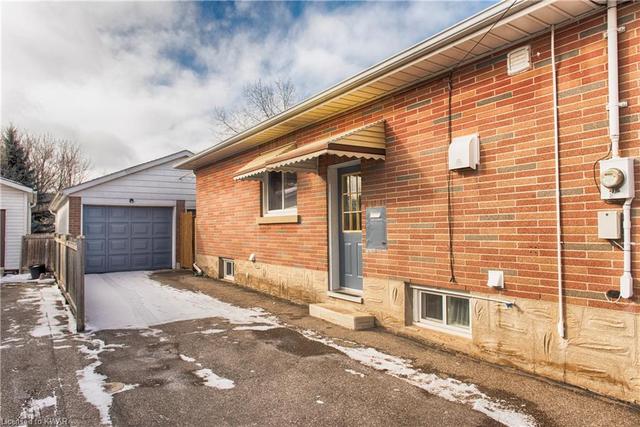 429 Highland Road E, House detached with 3 bedrooms, 2 bathrooms and 4 parking in Kitchener ON | Image 3