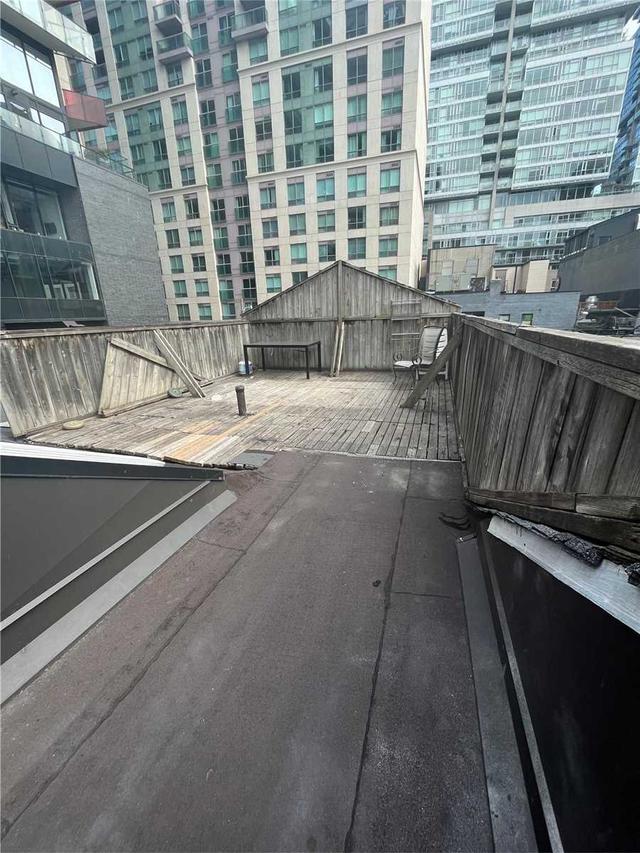 upper - 231 Queen St W, Condo with 2 bedrooms, 1 bathrooms and 0 parking in Toronto ON | Image 3