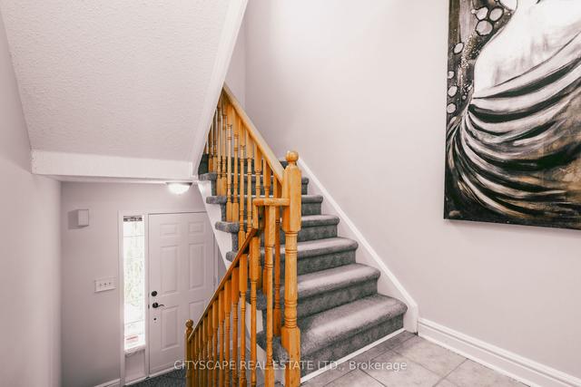 40 Dunlop Crt, House attached with 3 bedrooms, 2 bathrooms and 2 parking in Brampton ON | Image 23