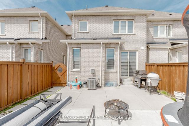 15 Saint Dennis Rd, House attached with 3 bedrooms, 4 bathrooms and 4 parking in Brampton ON | Image 33