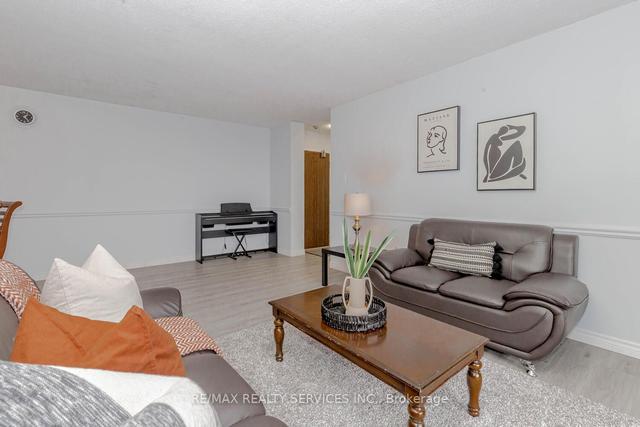 303 - 21 Knightsbridge Rd, Condo with 2 bedrooms, 1 bathrooms and 2 parking in Brampton ON | Image 6