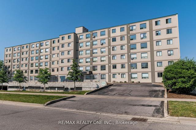 606 - 18 Holborn Crt, Condo with 2 bedrooms, 2 bathrooms and 1 parking in Kitchener ON | Image 1