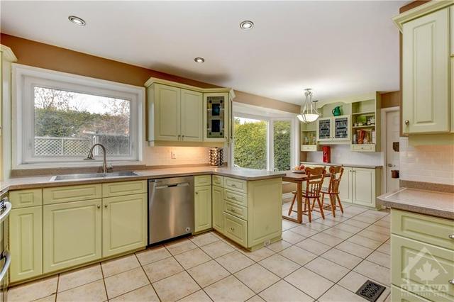 16 Impala Crescent, House detached with 5 bedrooms, 3 bathrooms and 6 parking in Ottawa ON | Image 9