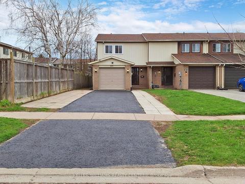 160 Burns Circ, House attached with 3 bedrooms, 2 bathrooms and 7 parking in Barrie ON | Card Image