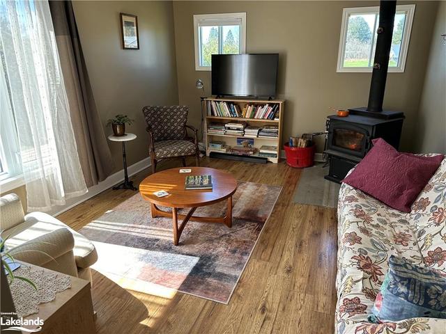 17 East Road, House detached with 2 bedrooms, 2 bathrooms and 3 parking in Parry Sound, Unorganized, Centre Part ON | Image 2