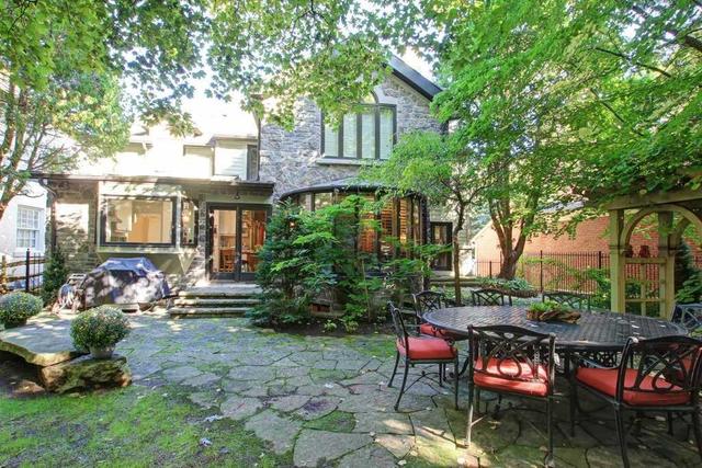 51 Donwoods Dr, House detached with 3 bedrooms, 4 bathrooms and 2 parking in Toronto ON | Image 2