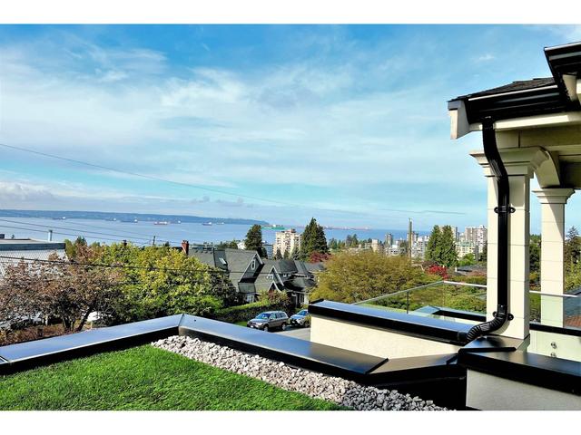 1115 Fulton Avenue, House detached with 6 bedrooms, 6 bathrooms and null parking in West Vancouver BC | Card Image