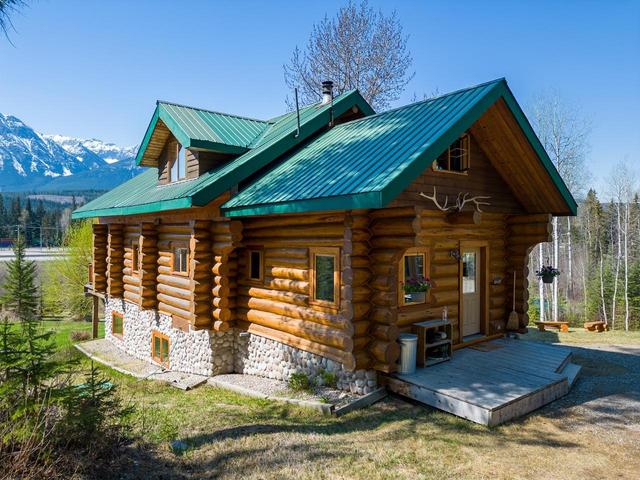 2604 Big Bend Highway, House detached with 3 bedrooms, 3 bathrooms and null parking in Columbia Shuswap A BC | Image 3