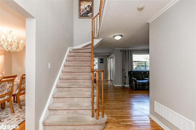 18 Twiss Drive, House detached with 3 bedrooms, 2 bathrooms and 4 parking in Barrie ON | Image 4