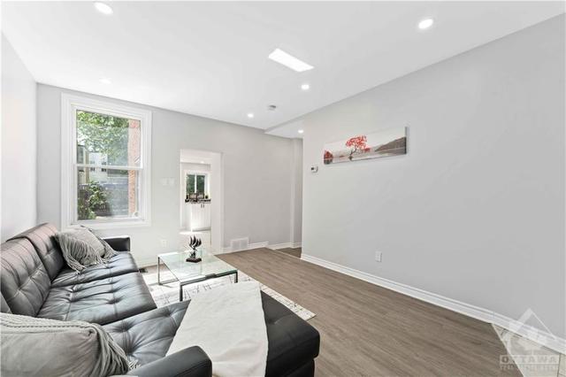 276 Clarence Street, Townhouse with 3 bedrooms, 2 bathrooms and 2 parking in Ottawa ON | Image 4