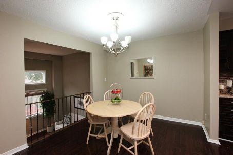 79 Foster Cres, Townhouse with 3 bedrooms, 2 bathrooms and 2 parking in Brampton ON | Image 5