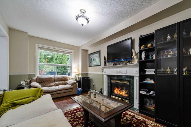 31 Hawkins Dr, House detached with 4 bedrooms, 3 bathrooms and 6 parking in Barrie ON | Image 4