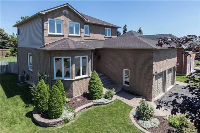 861 Wildflower Crt, House detached with 3 bedrooms, 4 bathrooms and 4 parking in Oshawa ON | Image 1