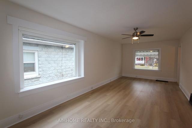 210 Lake St, House detached with 2 bedrooms, 1 bathrooms and 4 parking in St. Catharines ON | Image 2