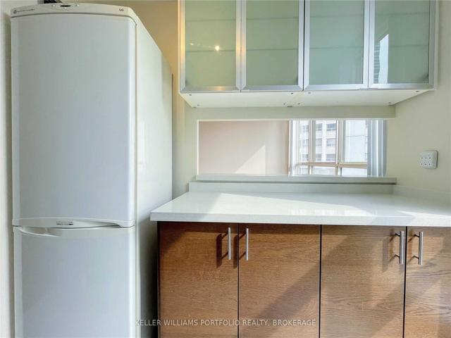 1802 - 1055 Bay St, Condo with 2 bedrooms, 2 bathrooms and 2 parking in Toronto ON | Image 14