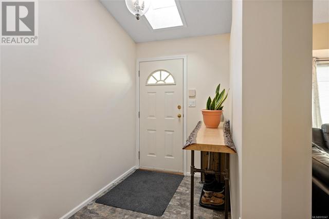 5 - 1623 Caspers Way, House attached with 2 bedrooms, 1 bathrooms and 1 parking in Nanaimo BC | Card Image