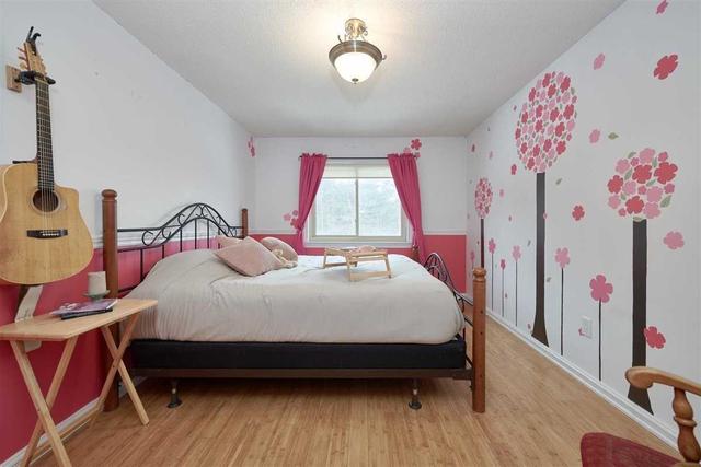76 Lillian Cres, House detached with 3 bedrooms, 2 bathrooms and 4 parking in Barrie ON | Image 3